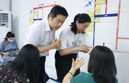 公司管理咨詢、戰(zhàn)略咨詢、運(yùn)營咨詢?nèi)叩牟顒e
